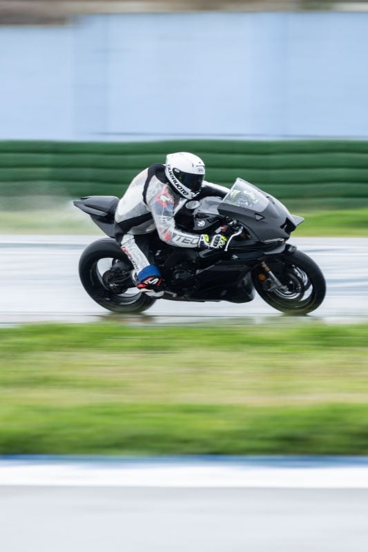 Bagnata e sottomessa: no, non è un porno anni 80 ma il primo test con la nuova Yamaha R9